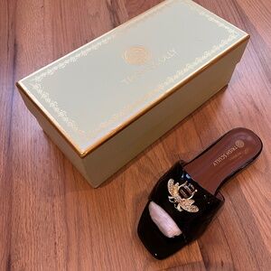 Trish Scully Black Patent Leather Bee Slides – Size 5 – NWT Never Worn 🐝